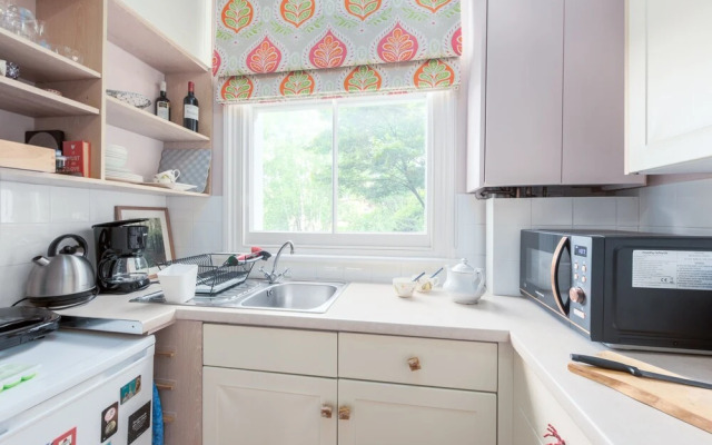 Charming Flat in Leafy West London by Underthedoormat