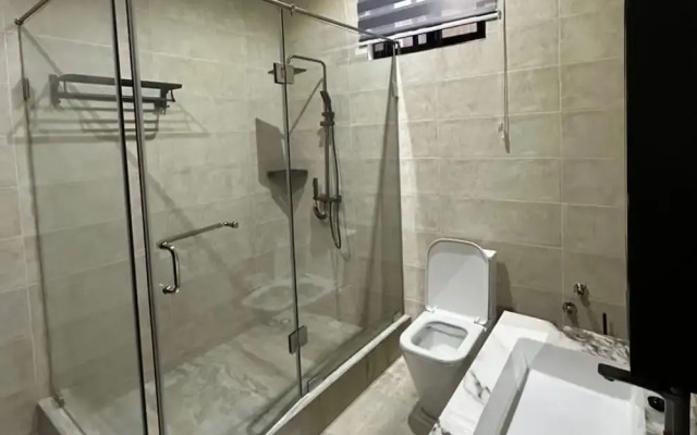 2BR Apartment With Pool and Wifi Near East Airport