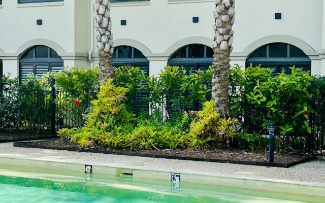 Palm Cove Pool Access Apartment
