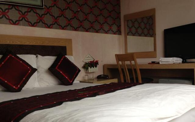 Red Hotel