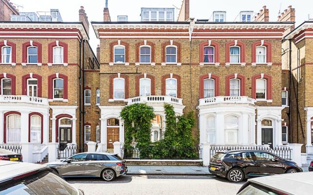 Well-designed Chelsea Flat