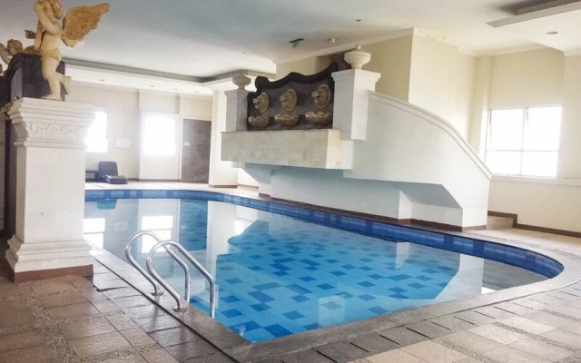 Strategic 1BR The Boulevard Apartment with Luxurious Design