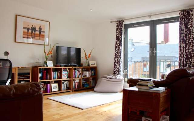 2 Bedroom Edinburgh Apartment In Great Location