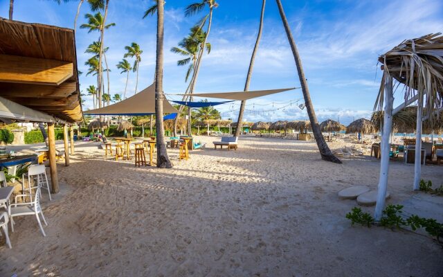 Beachfront 7BR Villa with Pool & Maid