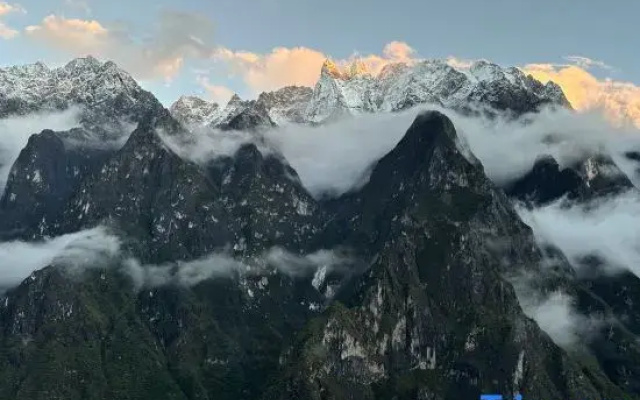Upper trekking route·Cloud  Way·Snowy mountain view homestay