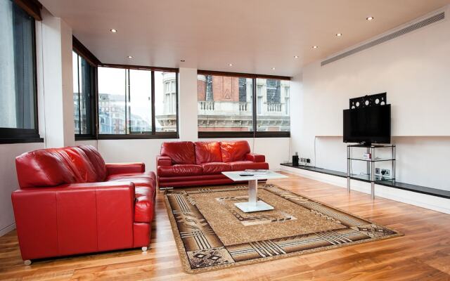 2 Bedroom Apartment Overlooking Oxford Street