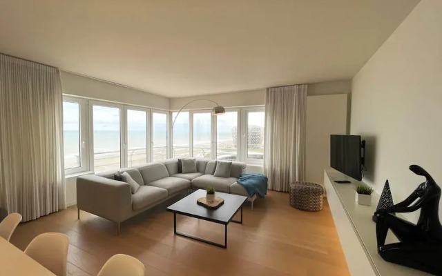Apartment by Epernay Square With Sea View