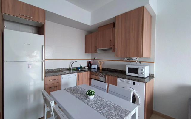 Apartamento con patio, piscina y parking privado