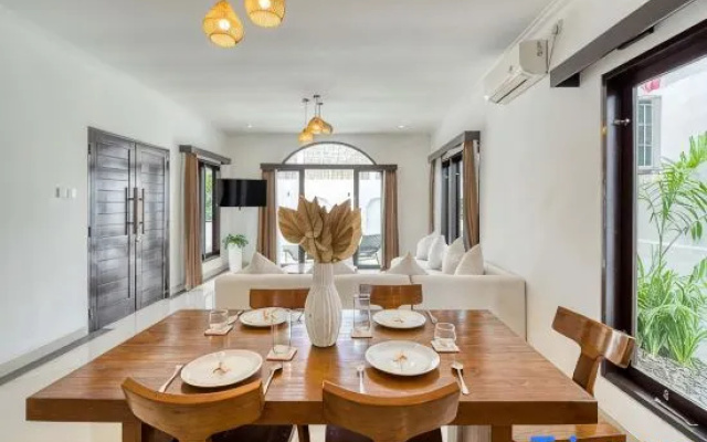 Villa Unagi – Chic 2BR Tropical Escape in Canggu - A Luxury Private Villa By Balinest Villas – Restaurant – Tumbak Bayuh