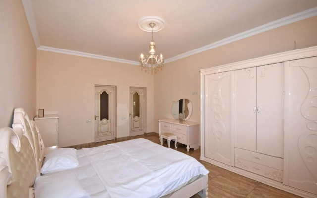 Teryan street, 4 bedrooms Luxury, Unique apartment TT888