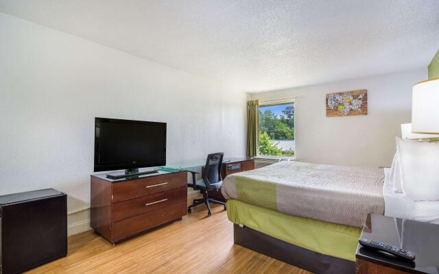 Econo Lodge Airport near Billy Graham Parkway