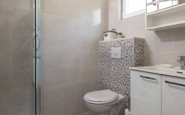 Comfy Apartment in Povlja Near Sea