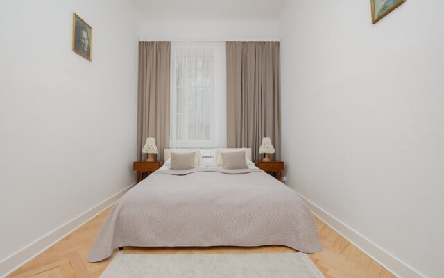 1930's Inspired Apartment by Renters