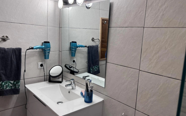 Bonito apartamento con vistas al mar y piscina