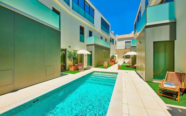 Beautiful Town Centre Apartment with Shared Pool