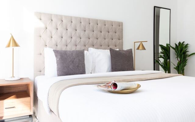 Mesmerizing Upscale 1BR Apartment in Soho Palm Jumeirah