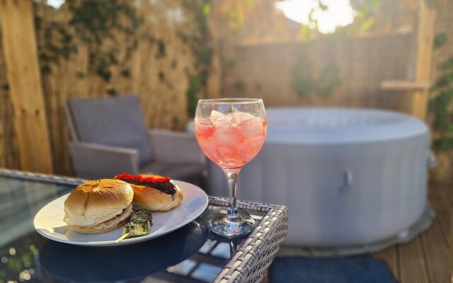 The Christchurch Hideaway, Hot Tub , 2 Bedrooms