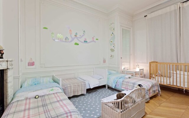 Beautiful Lavish Apartment for 6 in Paris VII by Guestready