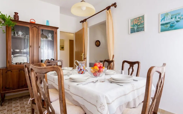 Spacious Holiday Home near Sea