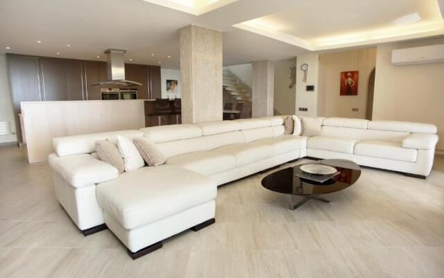 Seafront 5 Bedroom Villa Paradise in Sea Caves
