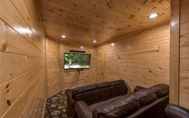 Majestic Manor - Three Bedroom Cabin