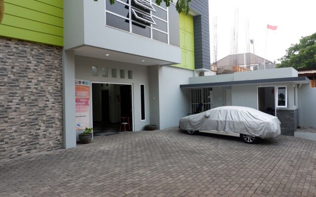 RedDoorz near Ahmad Yani Airport 2