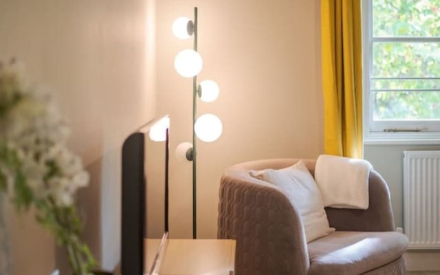 Beautiful Flat by Hyde Park PS7