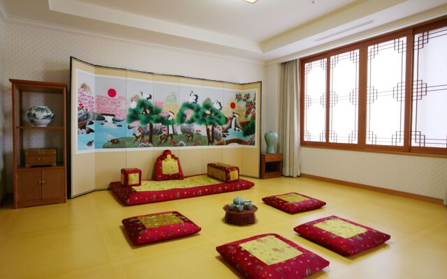 Hotel Hyundai by Lahan Ulsan