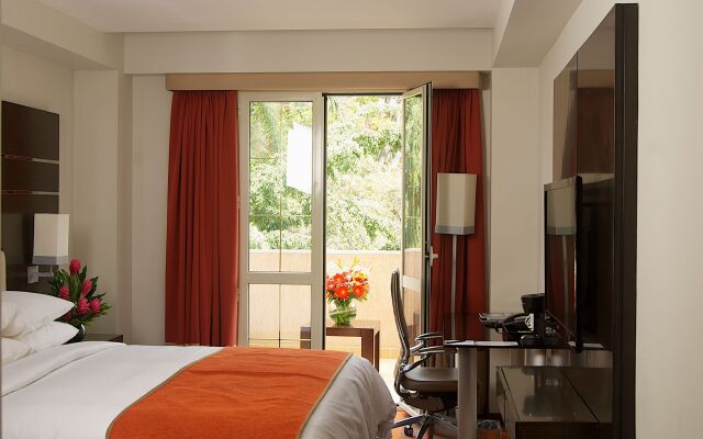 Altamira Village Hotel & Suites