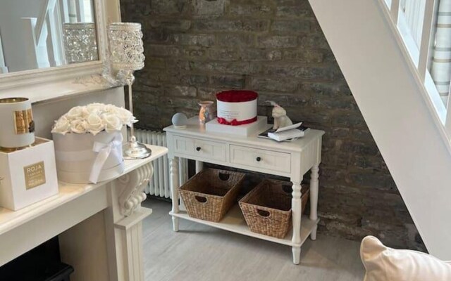 Luxury 3 Bedroom Penthouse w Massive Roof Terrace