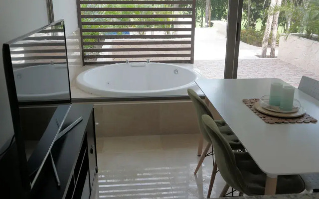 Loft with Jungle View hosted by Olahola