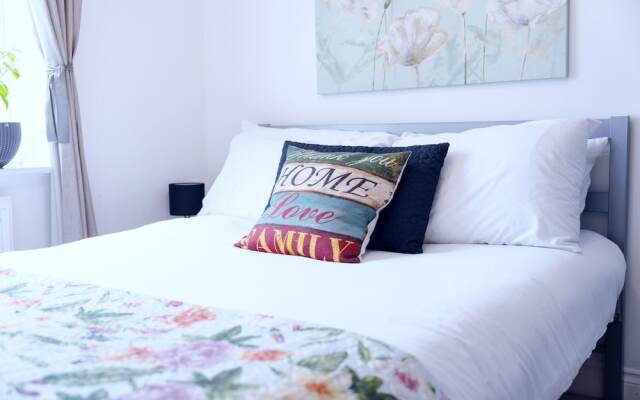 Stunning 4-bed House in Camberley