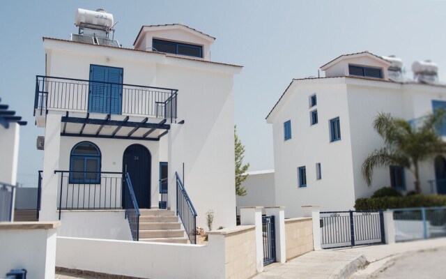 Anatoli 3BR Holiday Home Near the Beach