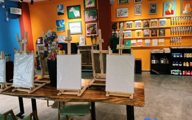 Sanya Yomovo – Bridge House Art Inn