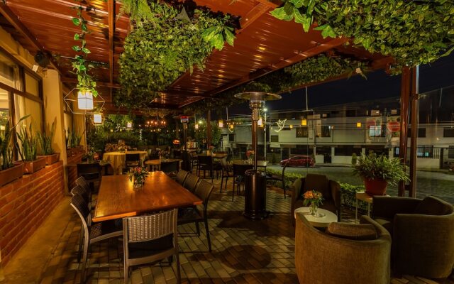 Quindeloma Art Hotel And Gallery