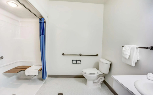 Motel 6 Red Deer, AB