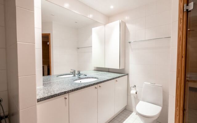 2ndhomes Top Floor 3BR Apartment w Sauna