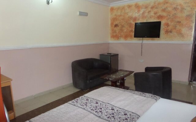 Maxton Suites