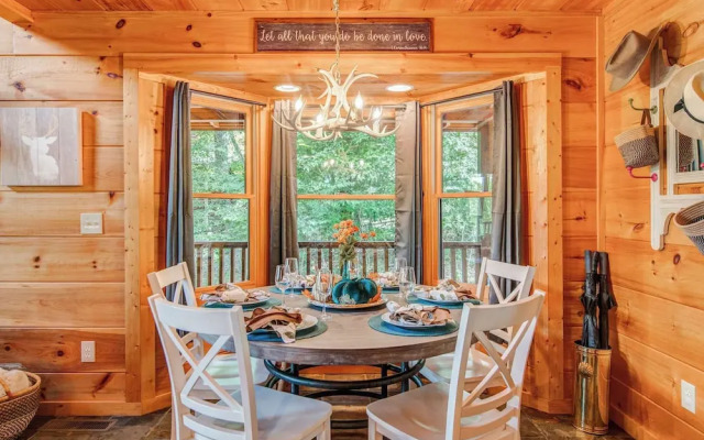 Gorgeous & Secluded 3 BDR Cabin in Mineral Bluff!