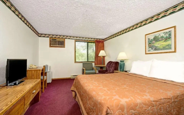 Super 8 by Wyndham Chaska