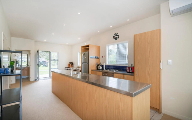 Hosts on the Coast Stay and Play