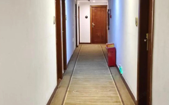 Dubai eight star hotel (Maoming people's Hospital high speed railway station store)