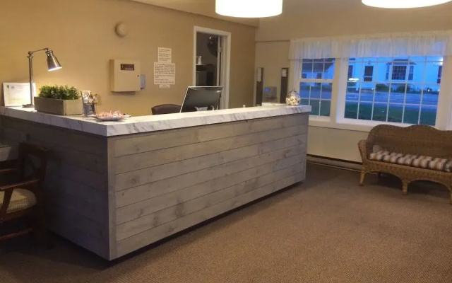 Holiday Hill Inn & Suites