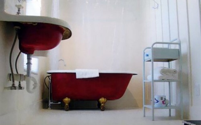 Metro Hotel and Cafe