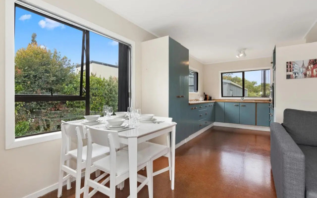 Pipi Cabin - Mangawhai Village Bach