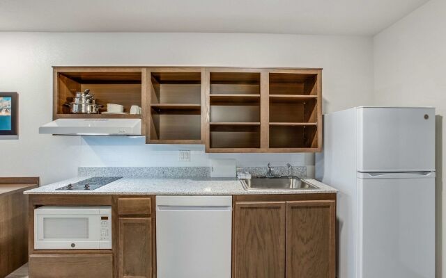 WoodSpring Suites Detroit Farmington Hills