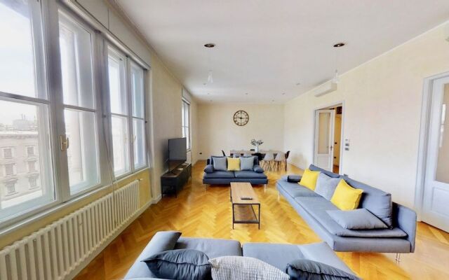 Triestevillas A/C Huge Central & Brand New - 5BR