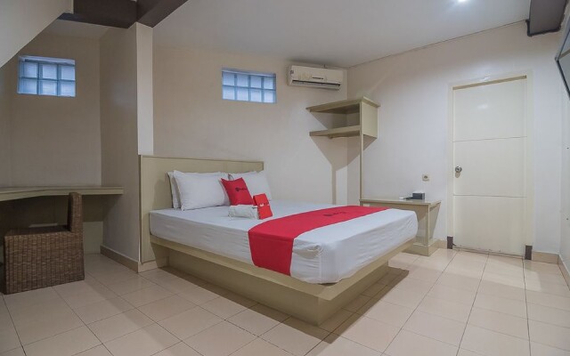 RedDoorz plus near Museum Geologi Bandung