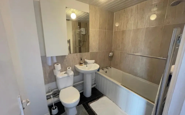 Apartment - Sleeps 4 & On-site Parking
