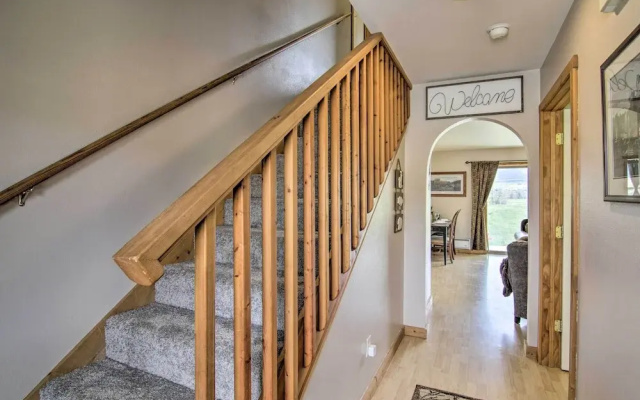 Airy Emigrant Townhome w/ Sweeping Mtn Views!